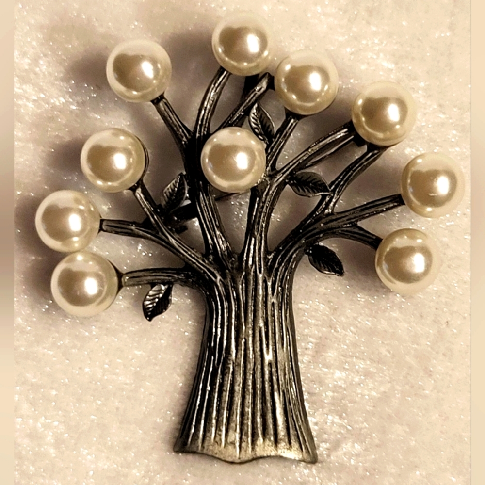 Vintage White Faux Pearl Silvertone Tree Brooch / Pin
